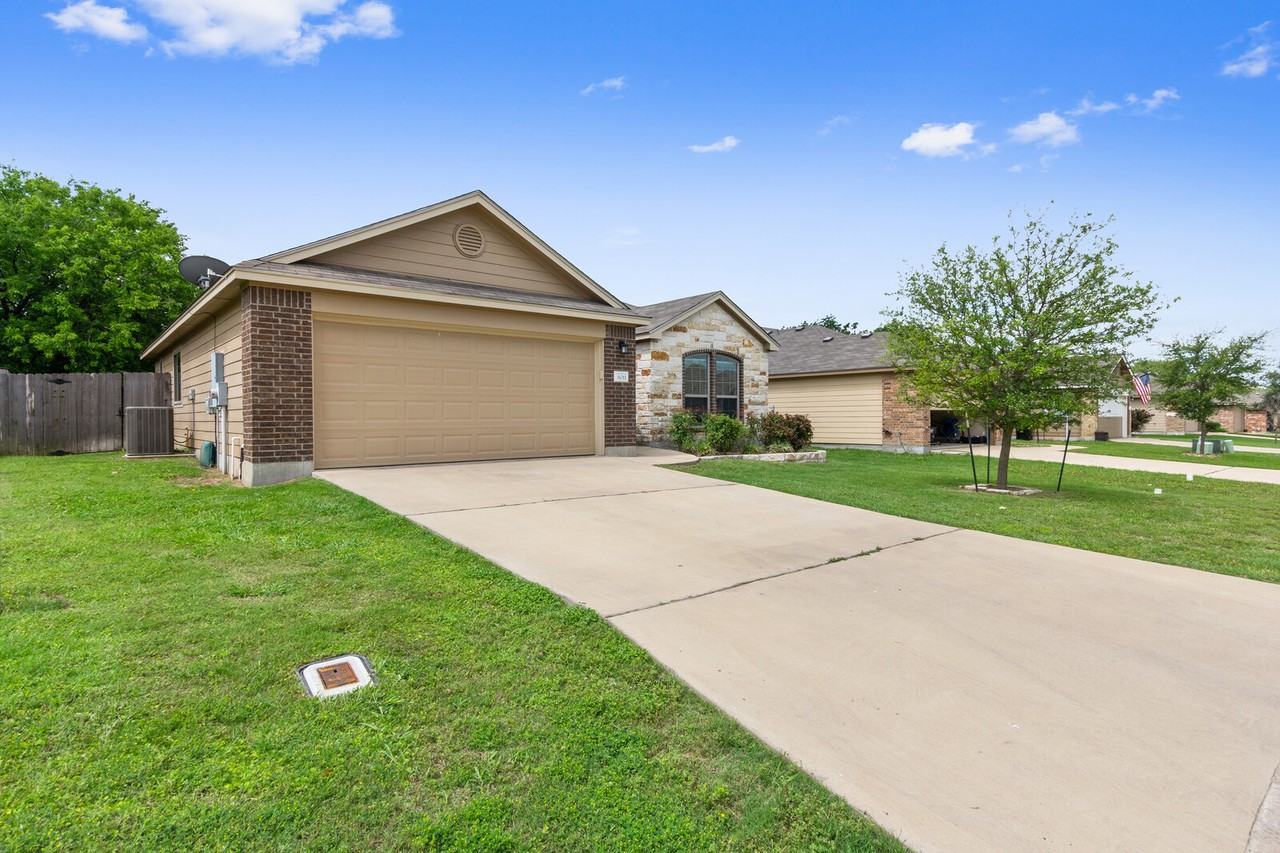 8011 Bridgepointe Dr - Photo 2 of 24