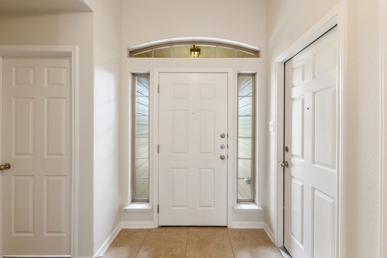 8011 Bridgepointe Dr - Photo 4 of 24