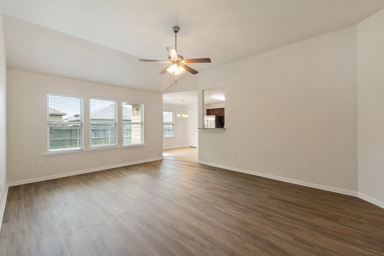 8011 Bridgepointe Dr - Photo 5 of 24