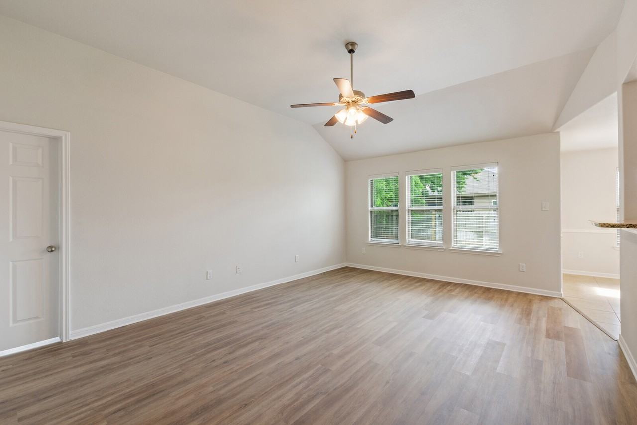 8011 Bridgepointe Dr - Photo 6 of 24