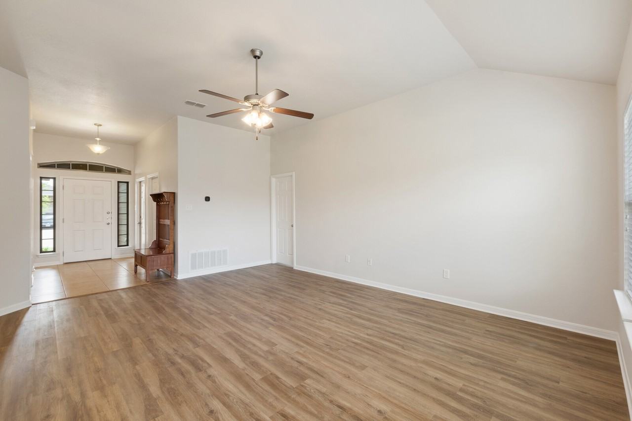 8011 Bridgepointe Dr - Photo 7 of 24