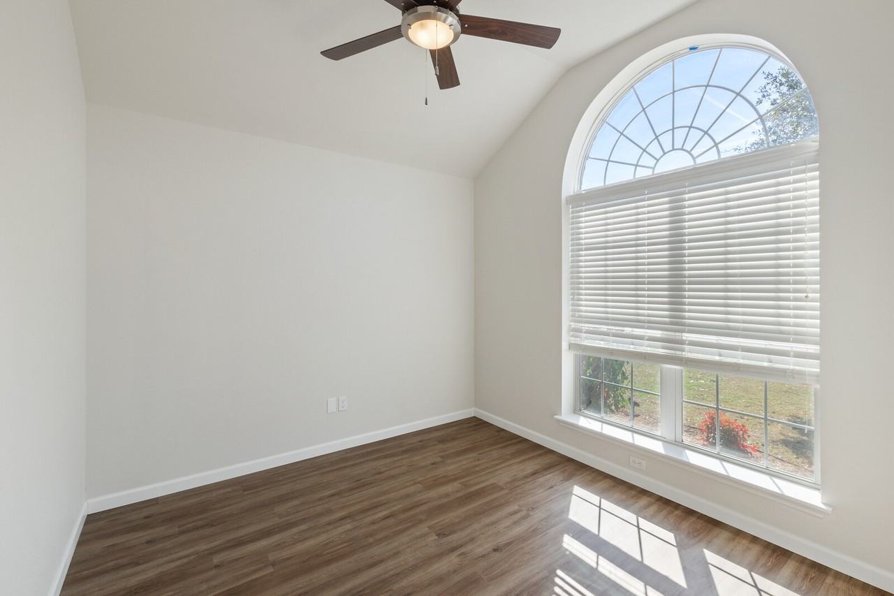 7722 Bridgepointe Dr - Photo 4 of 23