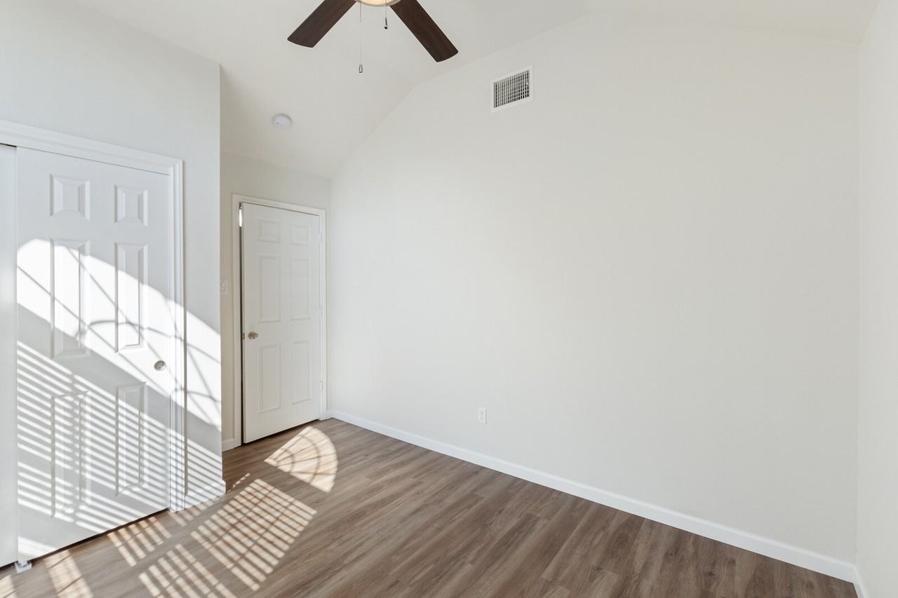 7722 Bridgepointe Dr - Photo 5 of 23