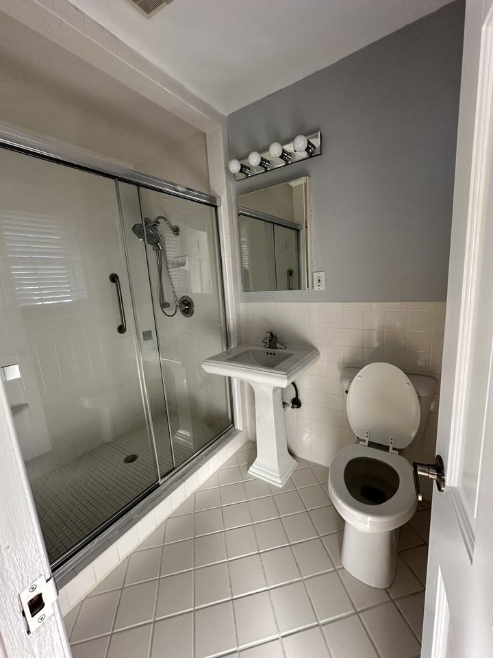 3316 Nw 60th St - Photo 4 of 12