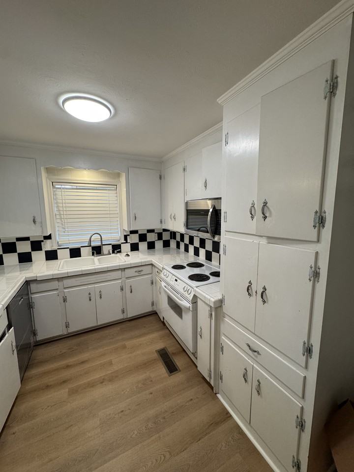 1905 Charlton Dr - Photo 6 of 12