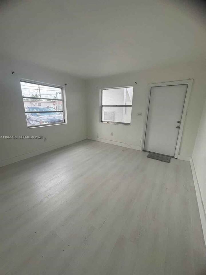 1400 W 29th St #8 - Photo 3 of 9