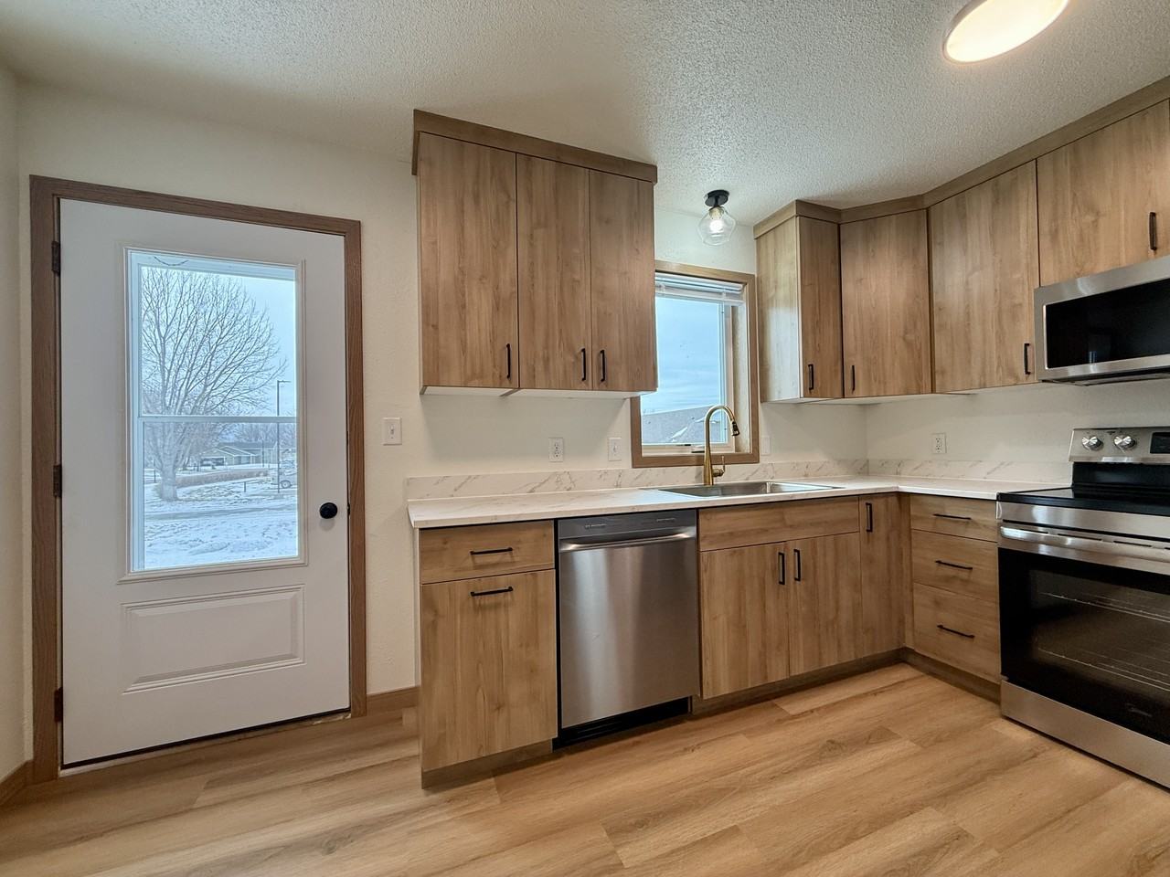 1004 Castlewood Dr - Photo 3 of 20