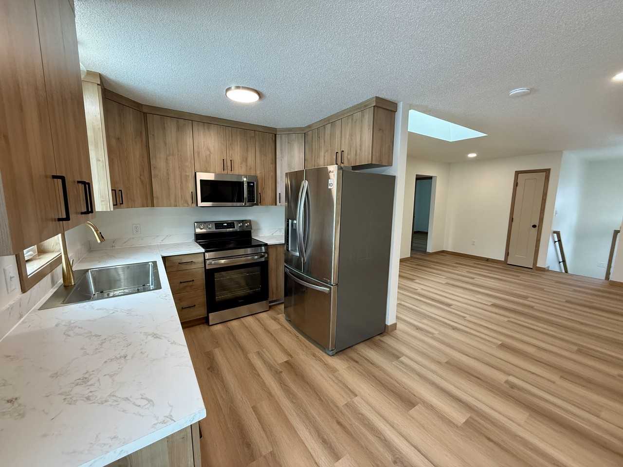 1004 Castlewood Dr - Photo 5 of 20