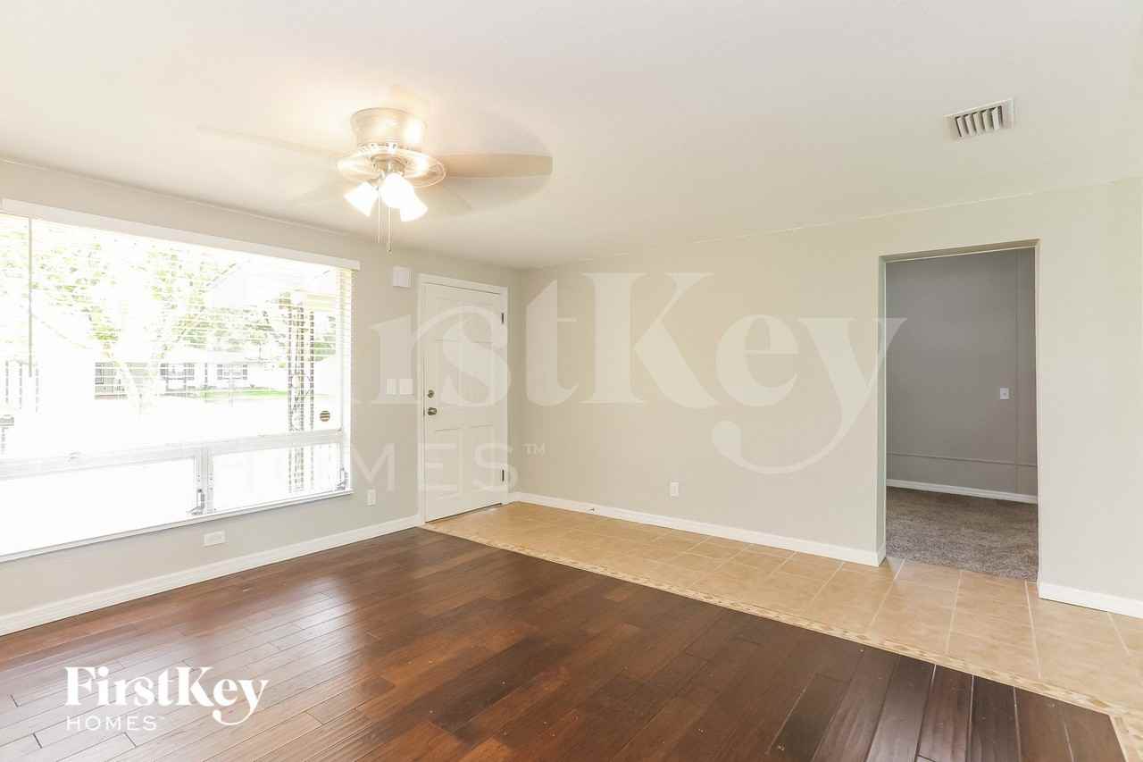 447 Clermont Dr W - Photo 5 of 15