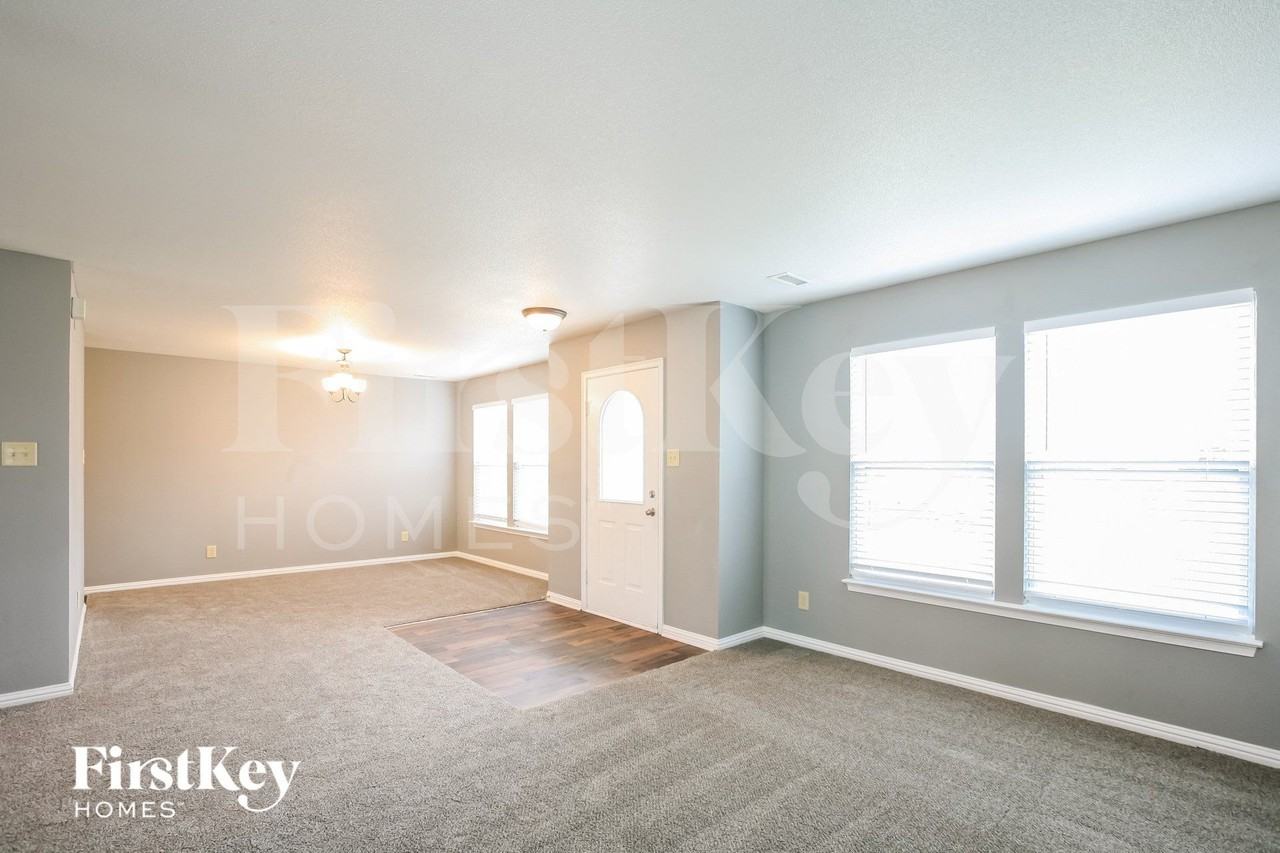 6670 Eagle Crossing Blvd - Photo 4 of 15