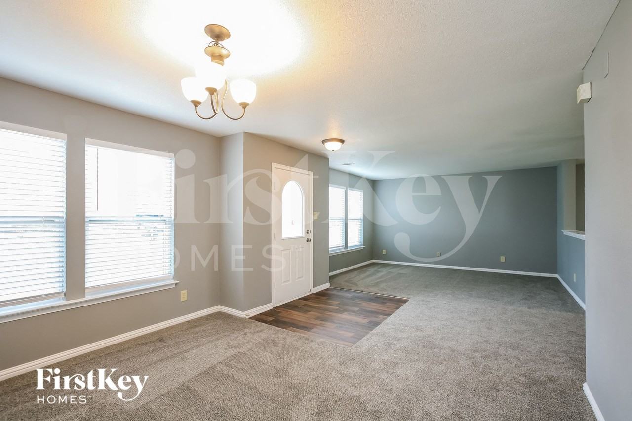 6670 Eagle Crossing Blvd - Photo 5 of 15