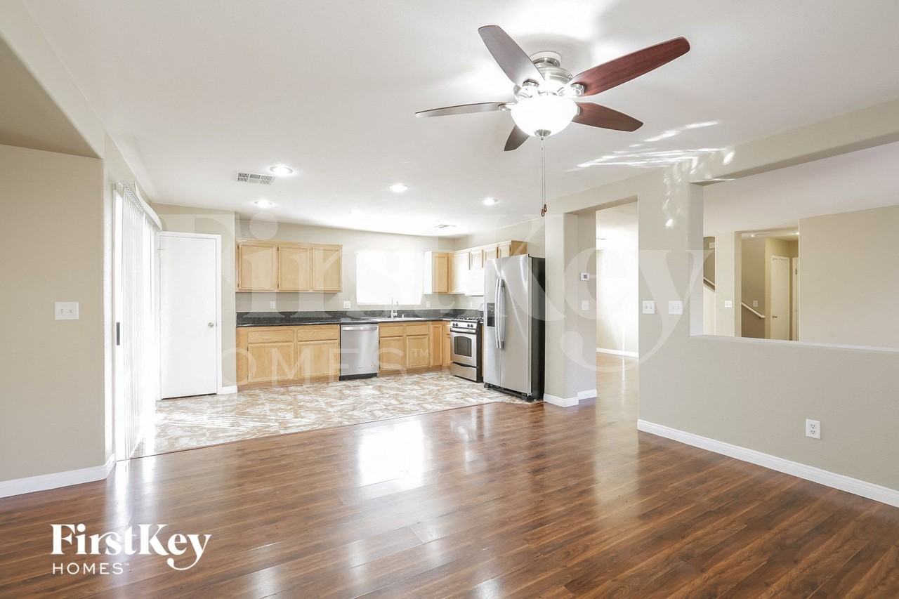 11035 Calder Ave - Photo 6 of 15