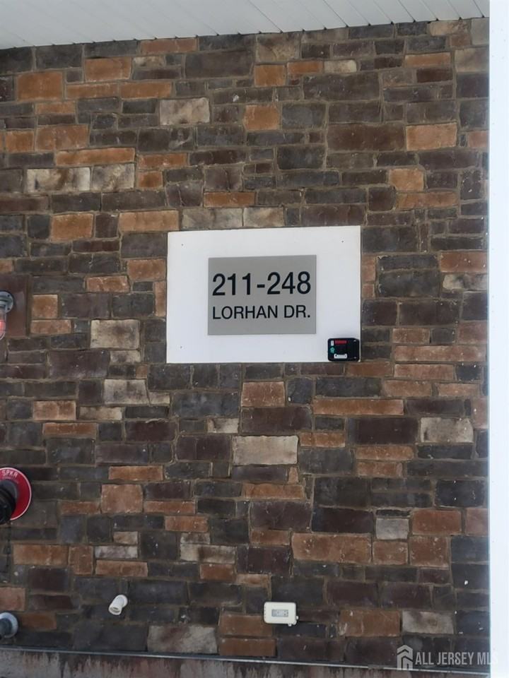 231 Lorhan Dr - Photo 2 of 33