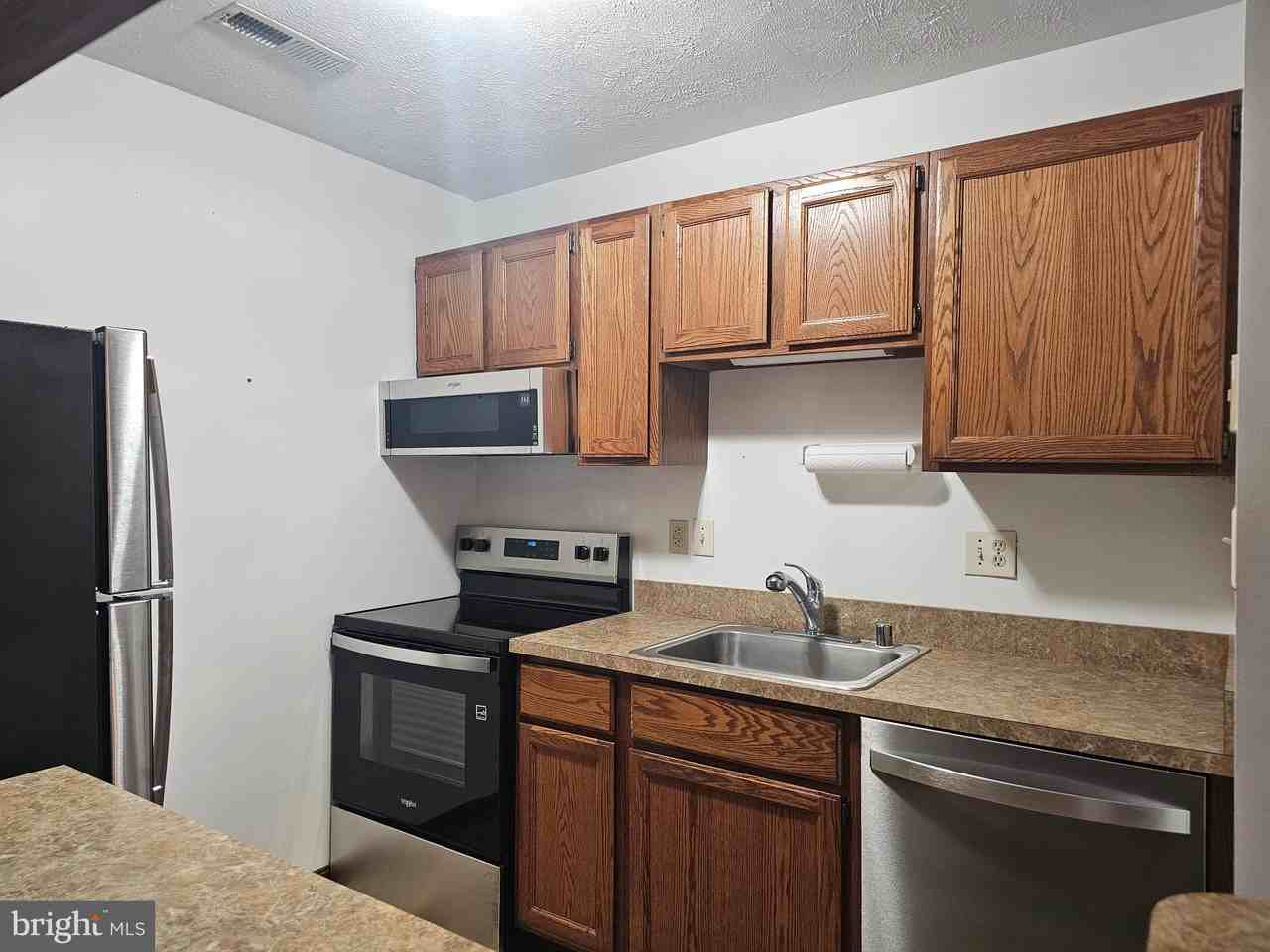 23241 Rosewood Ct - Photo 3 of 22