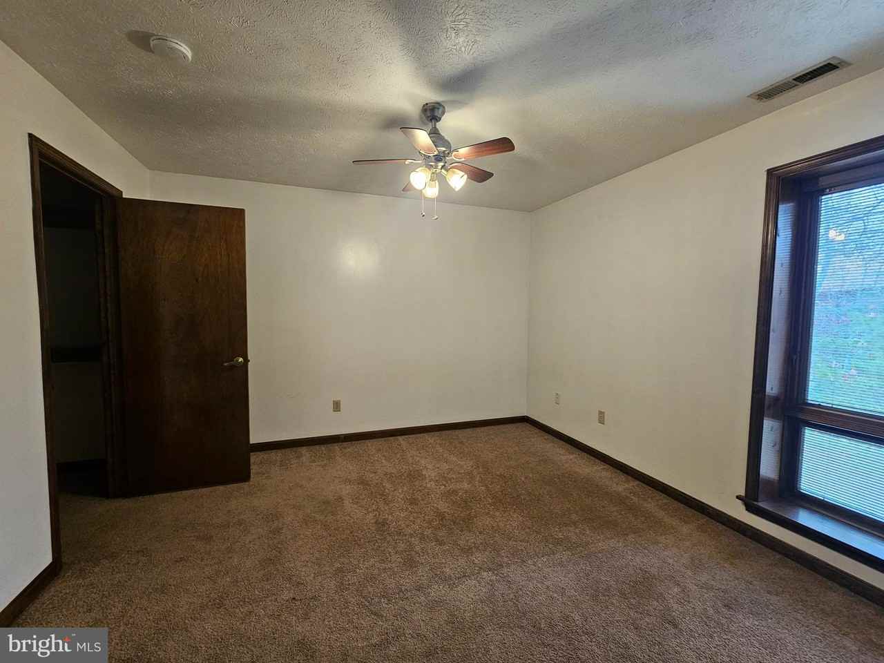 23241 Rosewood Ct - Photo 4 of 22