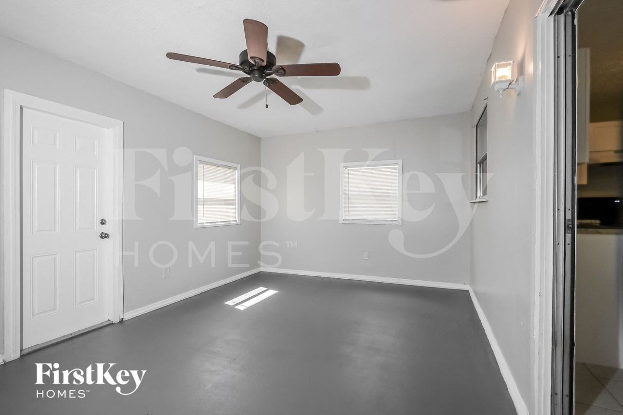 462 Se Streamlet Ave - Photo 4 of 15