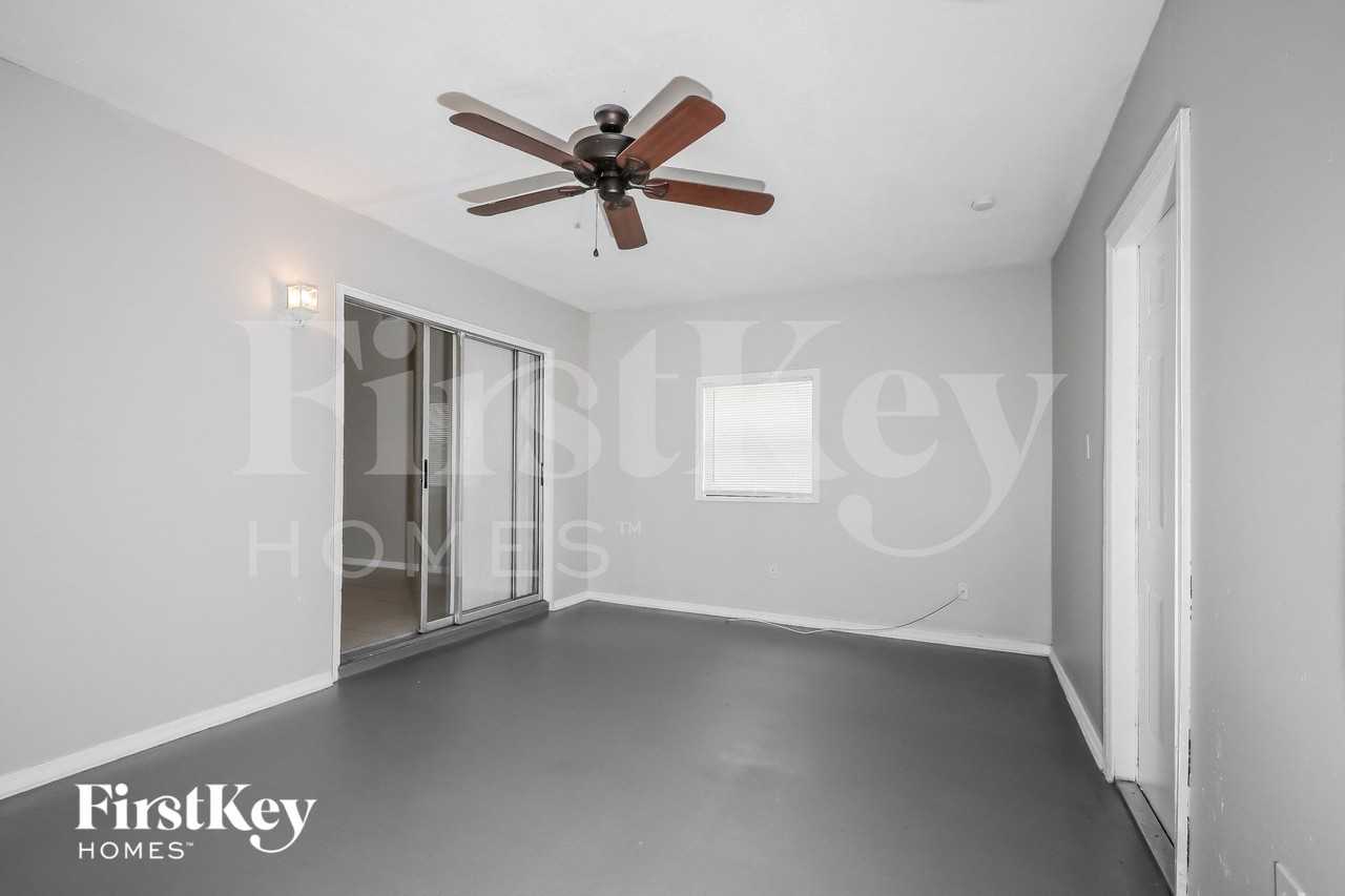 462 Se Streamlet Ave - Photo 5 of 15