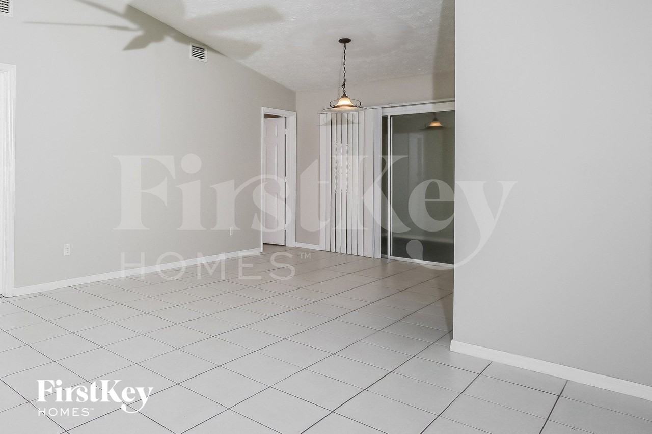 462 Se Streamlet Ave - Photo 6 of 15