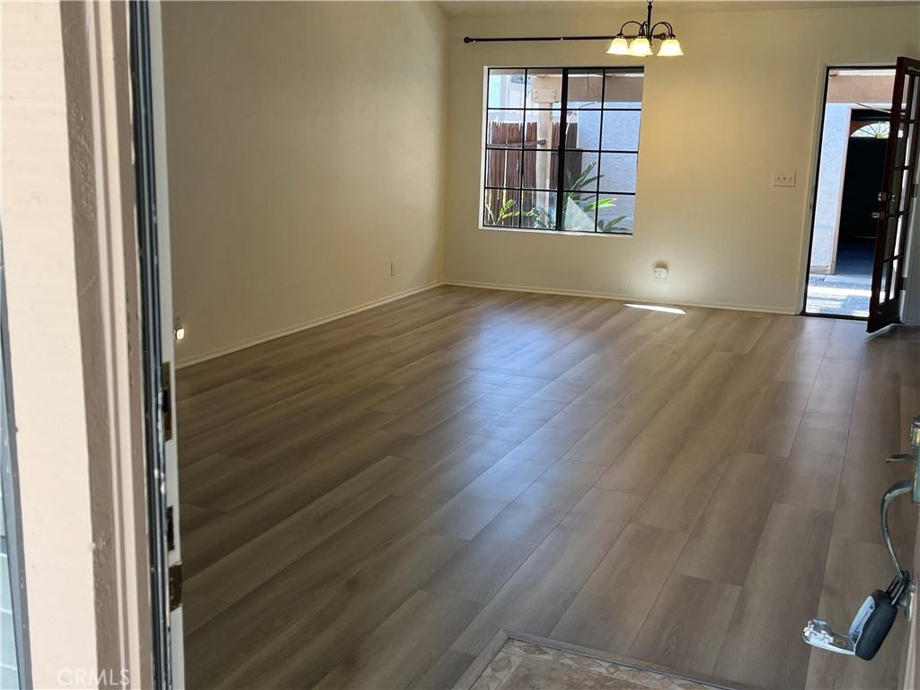 537 S College Ave - Photo 3 of 27