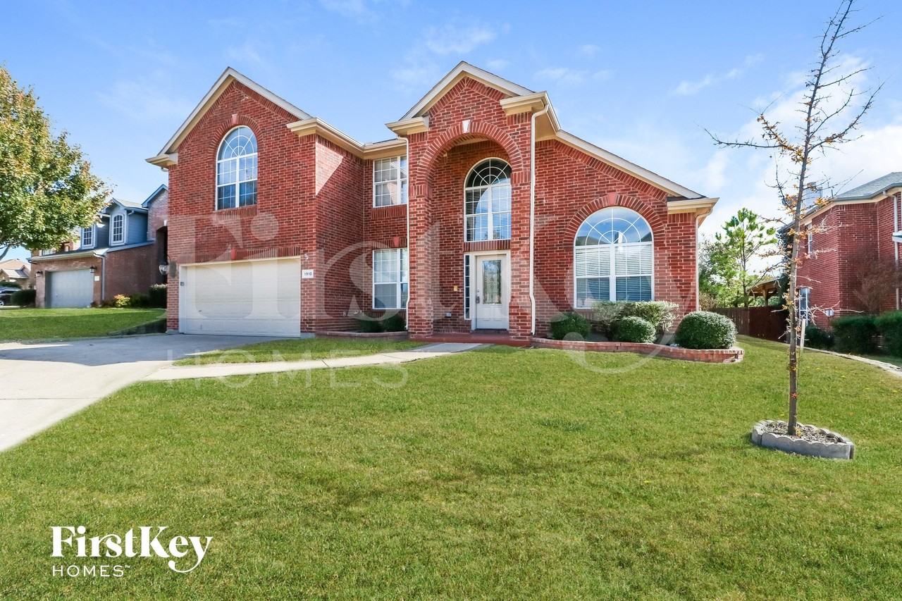 1910 Winter Park Dr - Photo 2 of 15