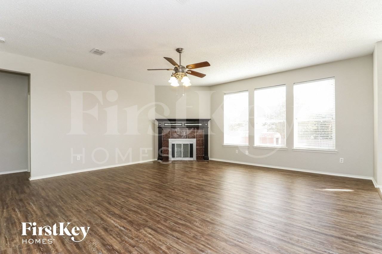 1910 Winter Park Dr - Photo 3 of 15