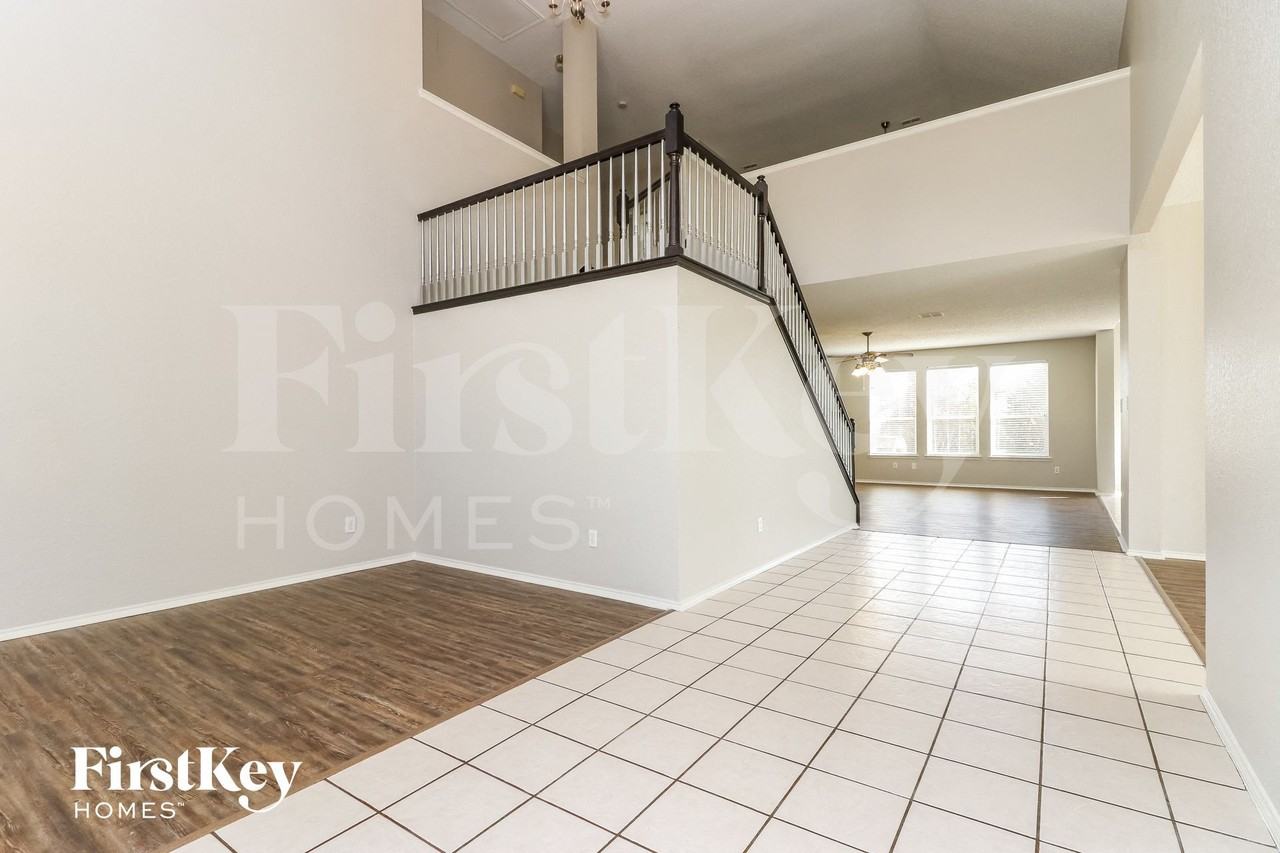 1910 Winter Park Dr - Photo 5 of 15