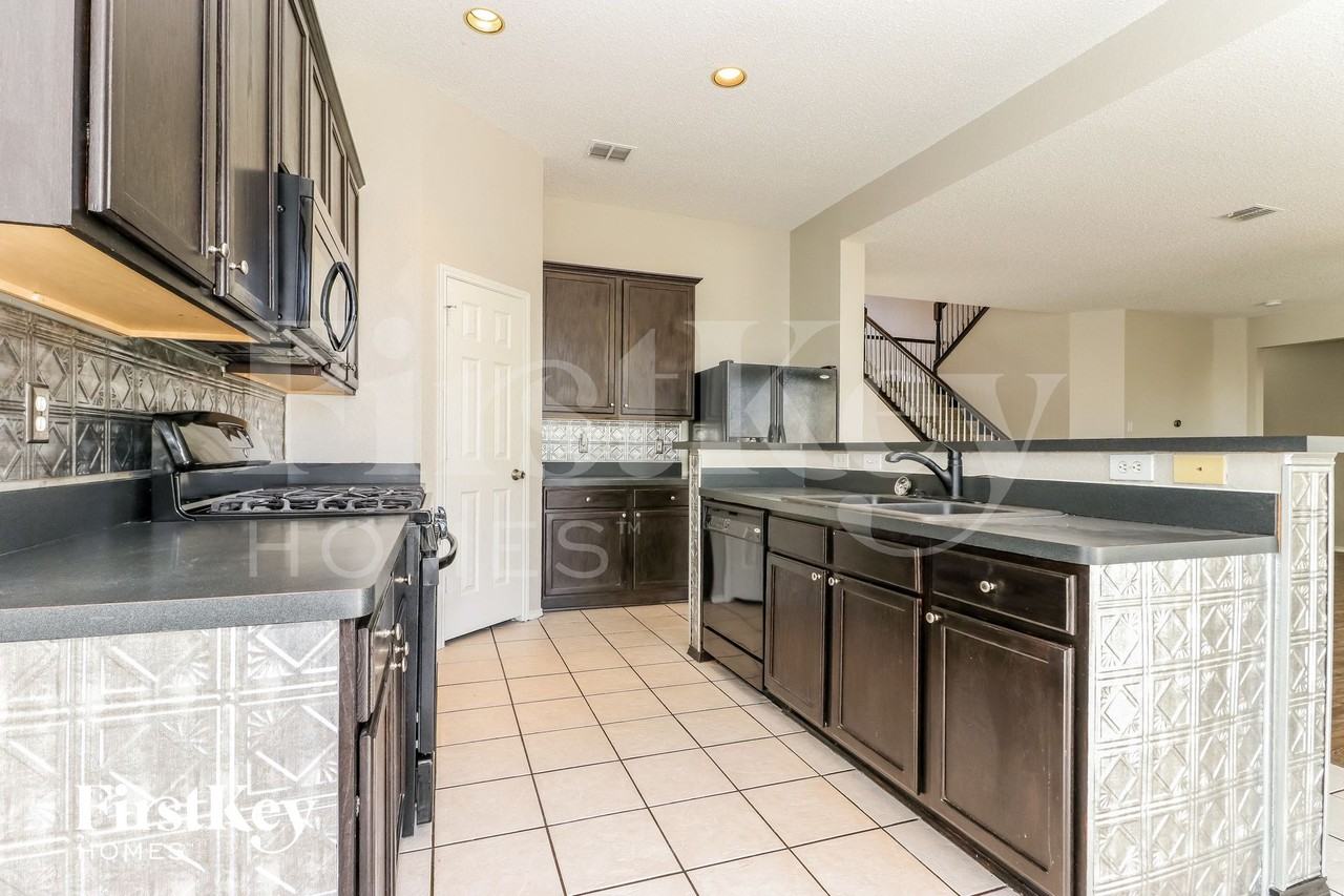 1910 Winter Park Dr - Photo 6 of 15