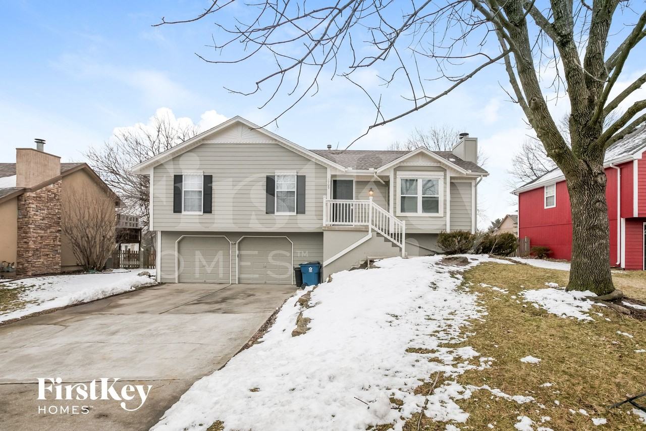 1709 Ne Auburn Dr - Photo 2 of 15