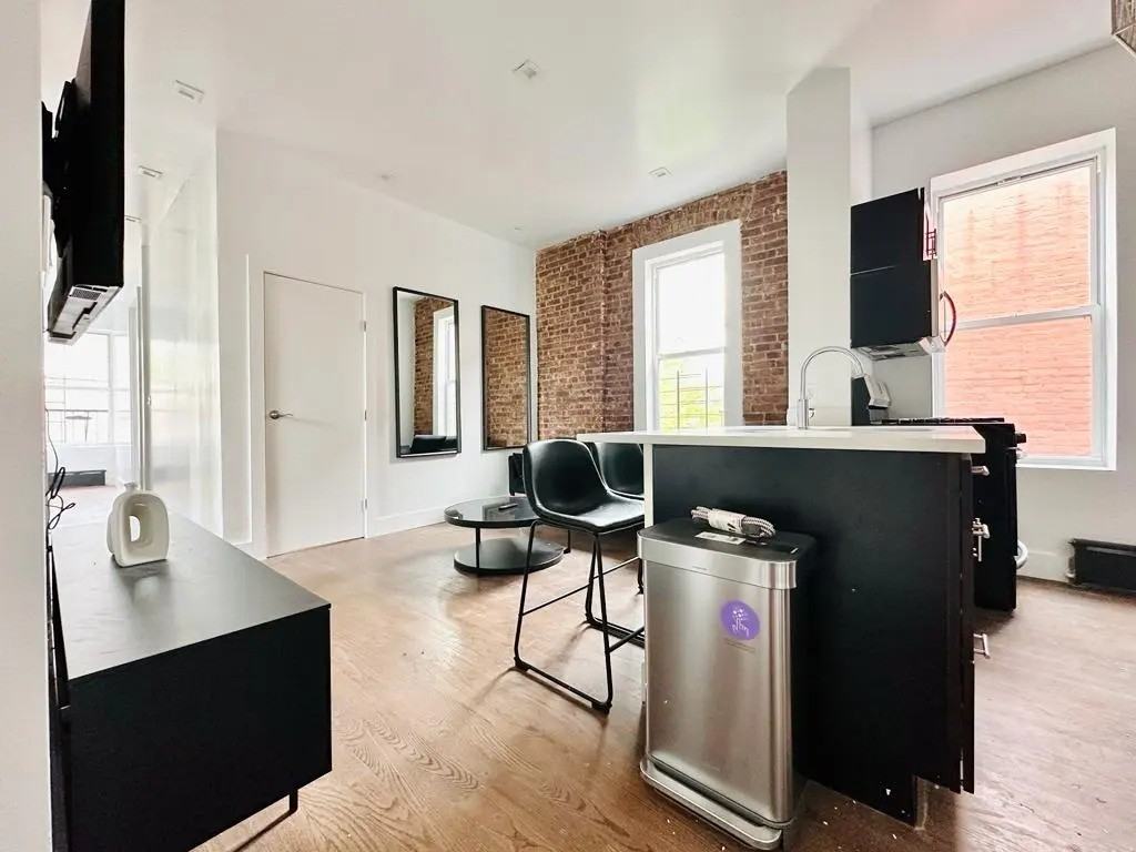 Private Bedroom in 5 Bedroom/2 Bathroom Home - Photo 5 of 8