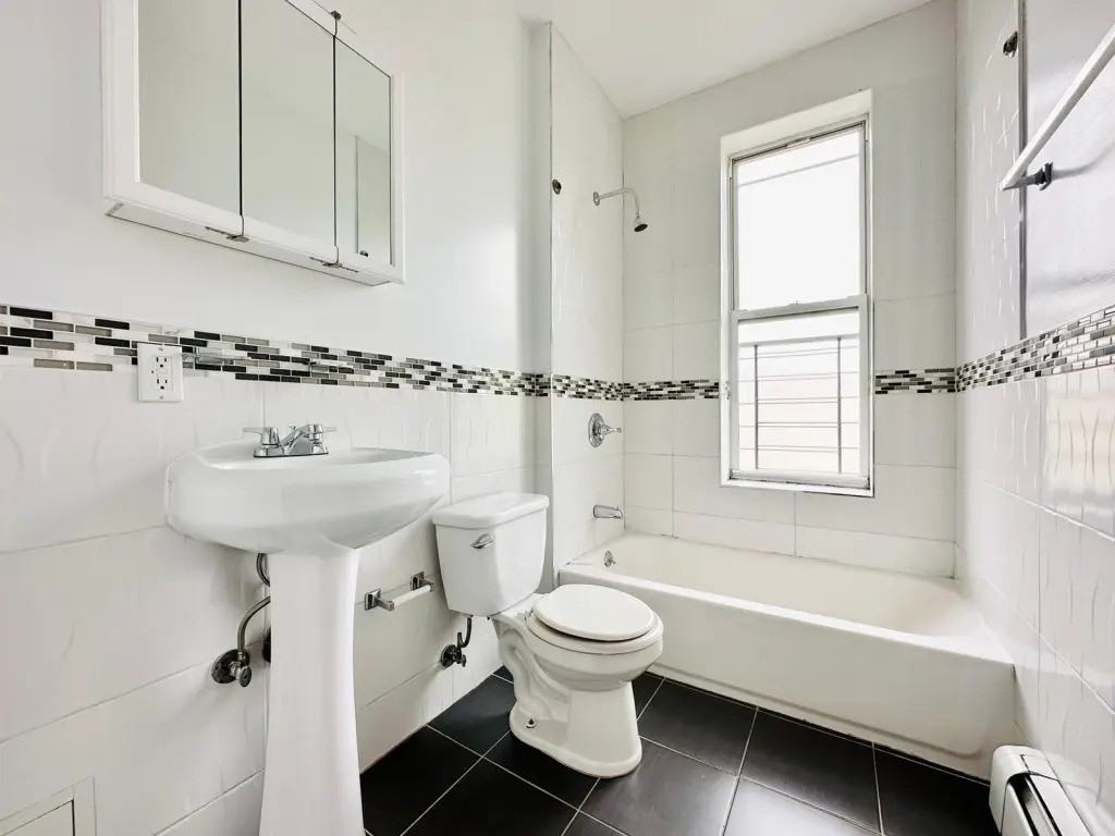 Private Bedroom in 5 Bedroom/2 Bathroom Home - Photo 7 of 8