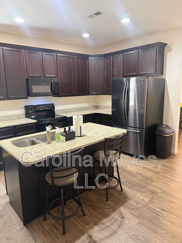 211 Everard Ln - Photo 4 of 11