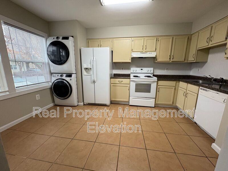 213 Kimberly Way - Photo 4 of 15