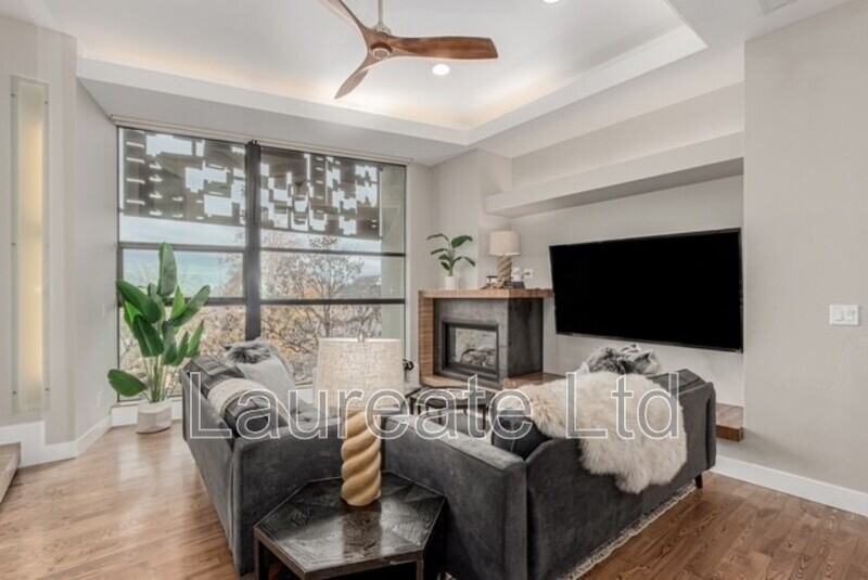 3207 Shoshone St - Photo 2 of 7