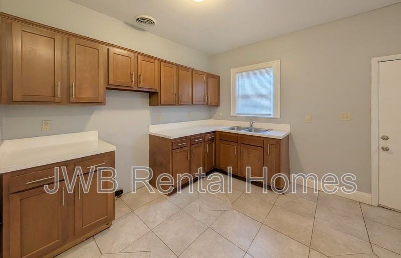 542 W 28th St - Photo 4 of 16