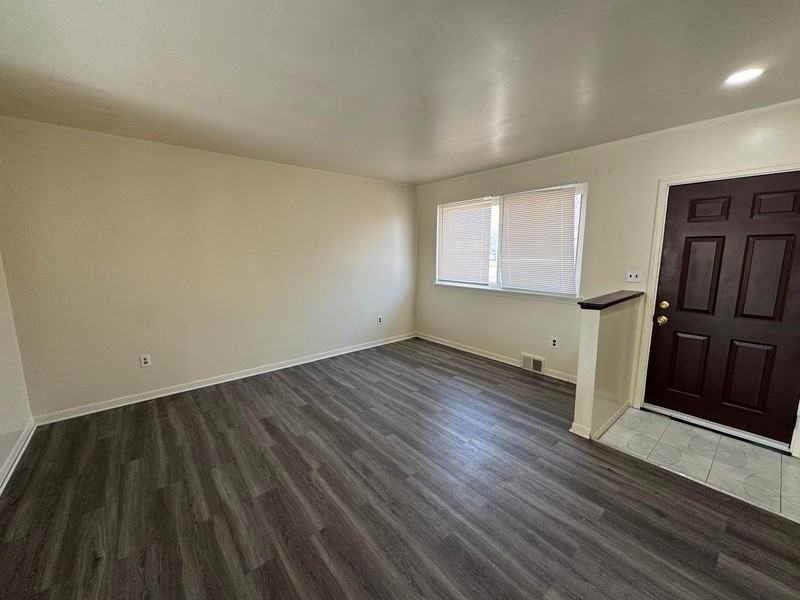 16024 Wellington Ave - Photo 2 of 17