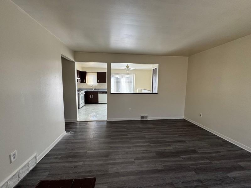 16024 Wellington Ave - Photo 3 of 17