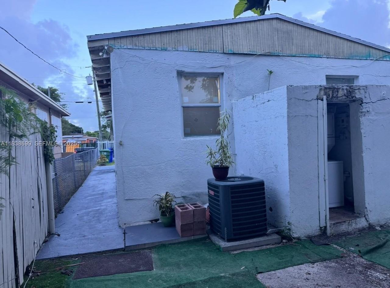 1541 Northwest 70th Street - Photo 7 of 10