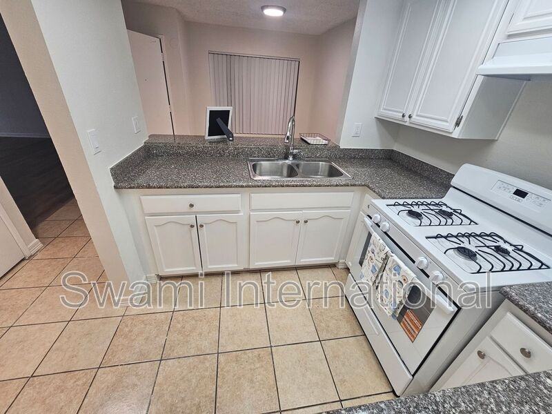 926 N Wilmington Blvd #08 - Photo 5 of 17