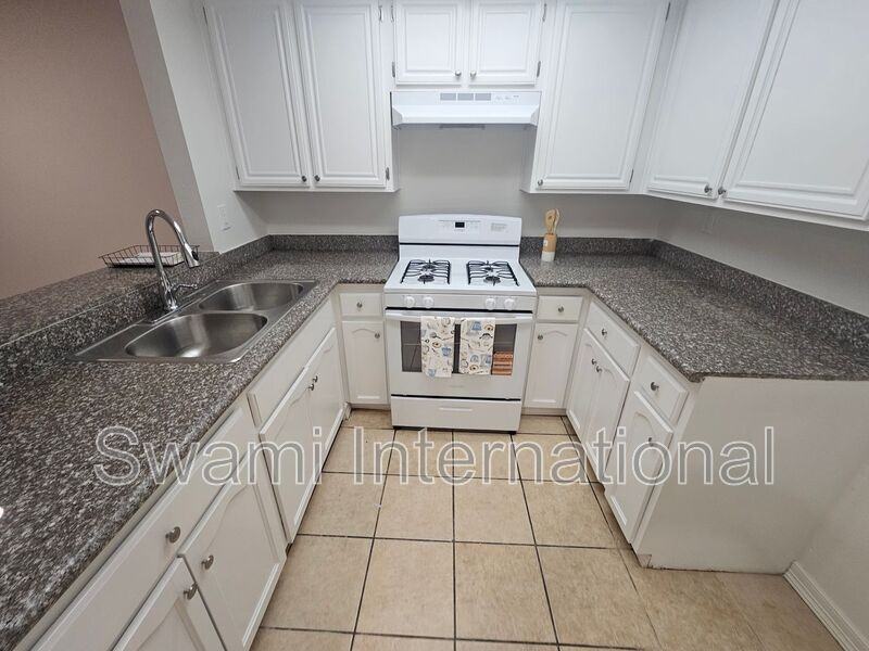 926 N Wilmington Blvd #08 - Photo 6 of 17