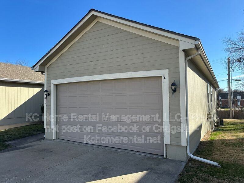 817 Ne Independence Ct - Photo 3 of 38