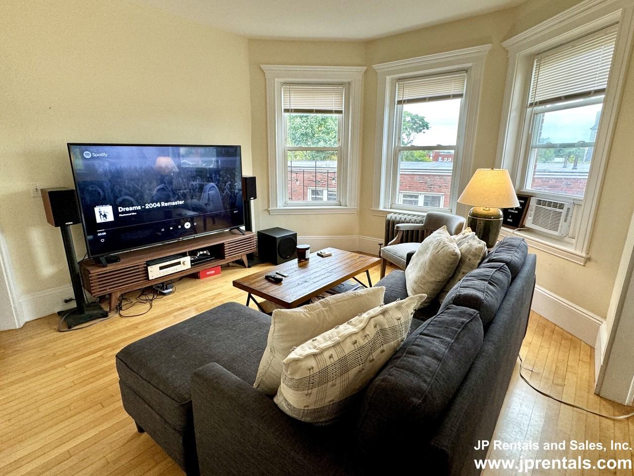 590 Centre St #10 - Photo 5 of 12