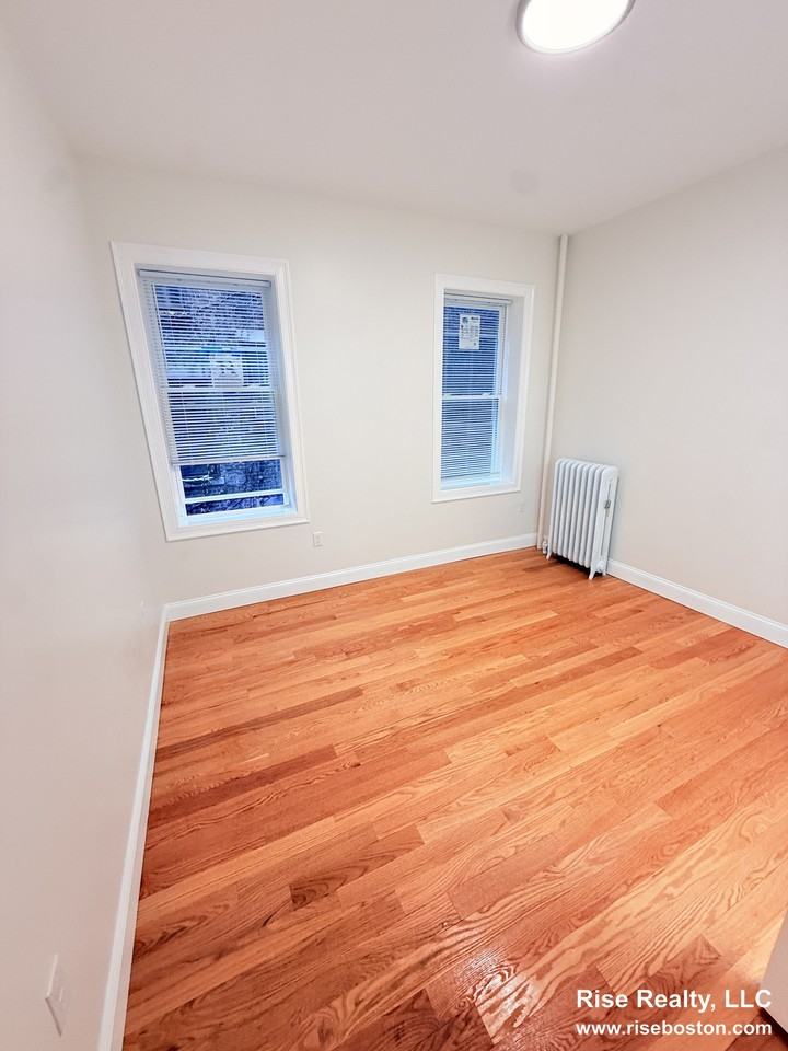 29 Queensberry St #7 - Photo 3 of 6