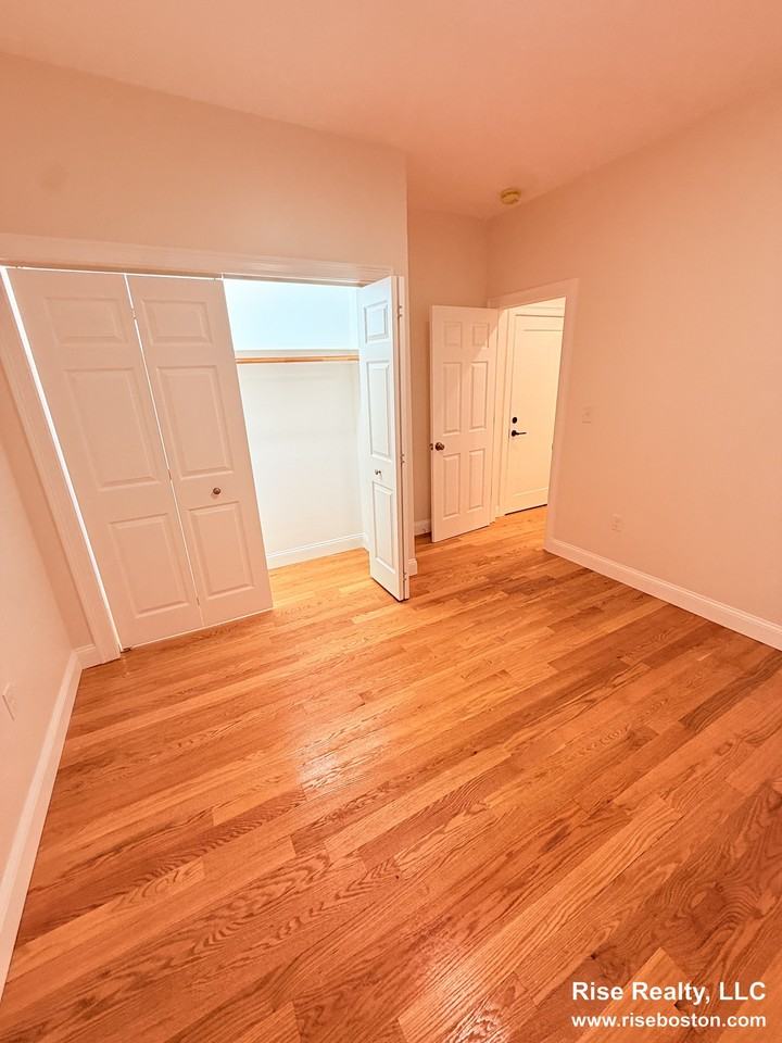 29 Queensberry St #7 - Photo 4 of 6