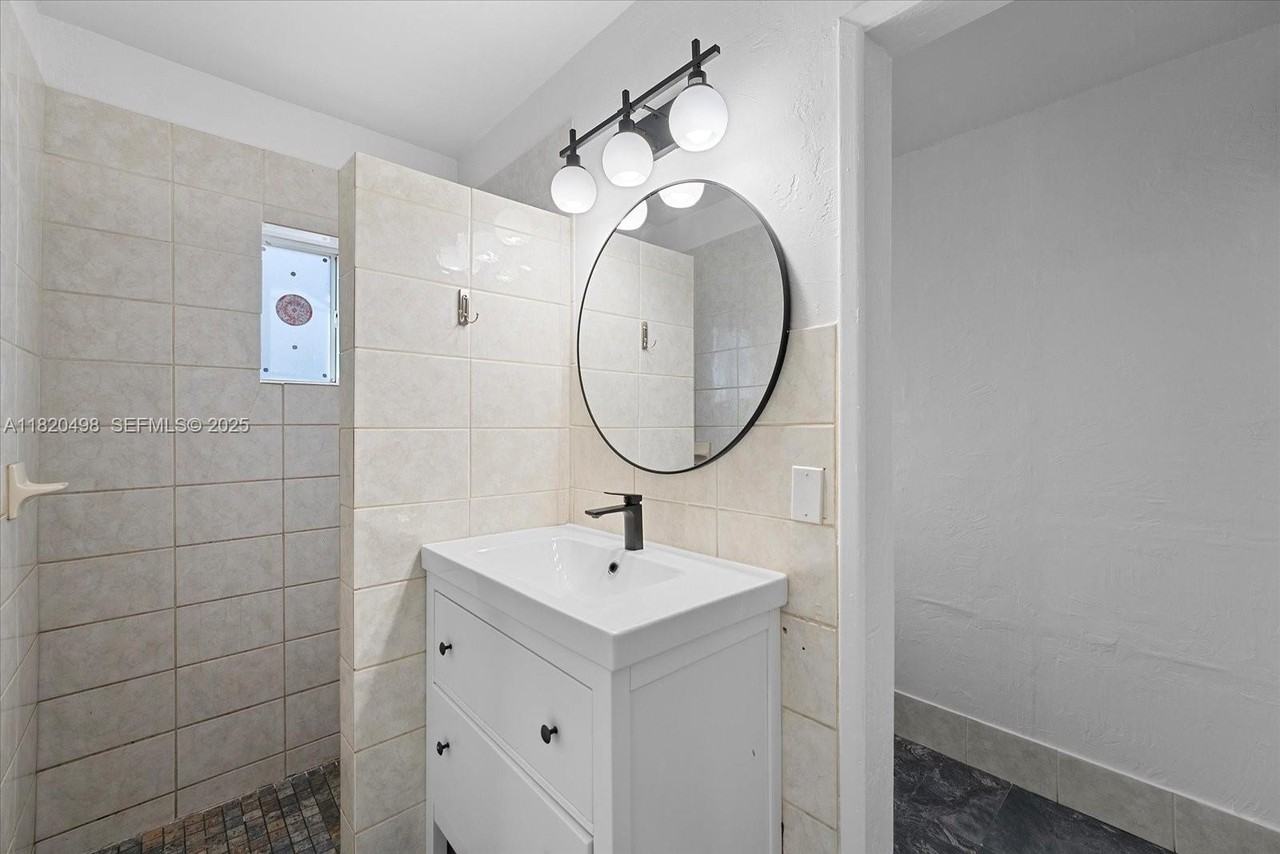 1633- Dewey Street ##1 - Photo 4 of 27