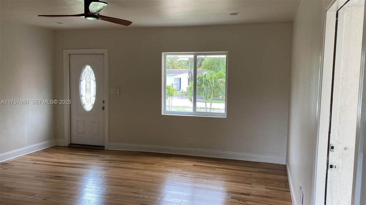 713 Southwest 10th Street - Photo 3 of 29