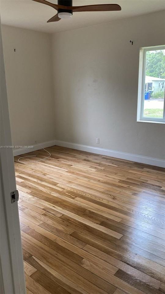 713 Southwest 10th Street - Photo 4 of 29