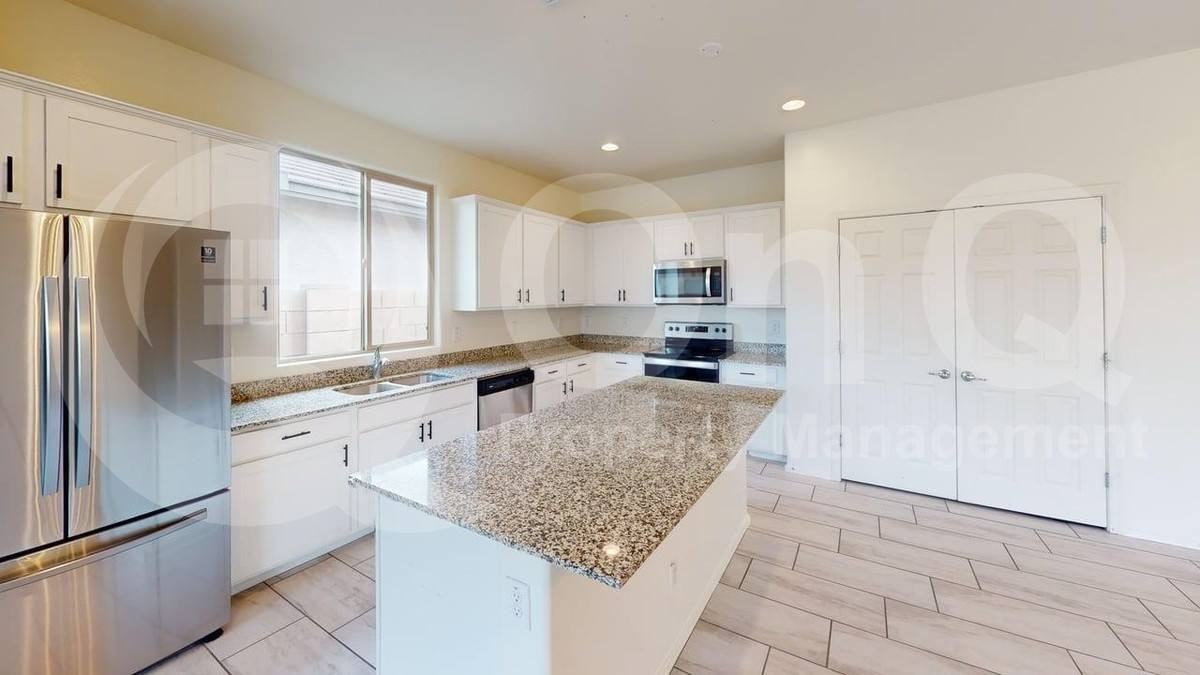 6944 W Golden Ln - Photo 3 of 10