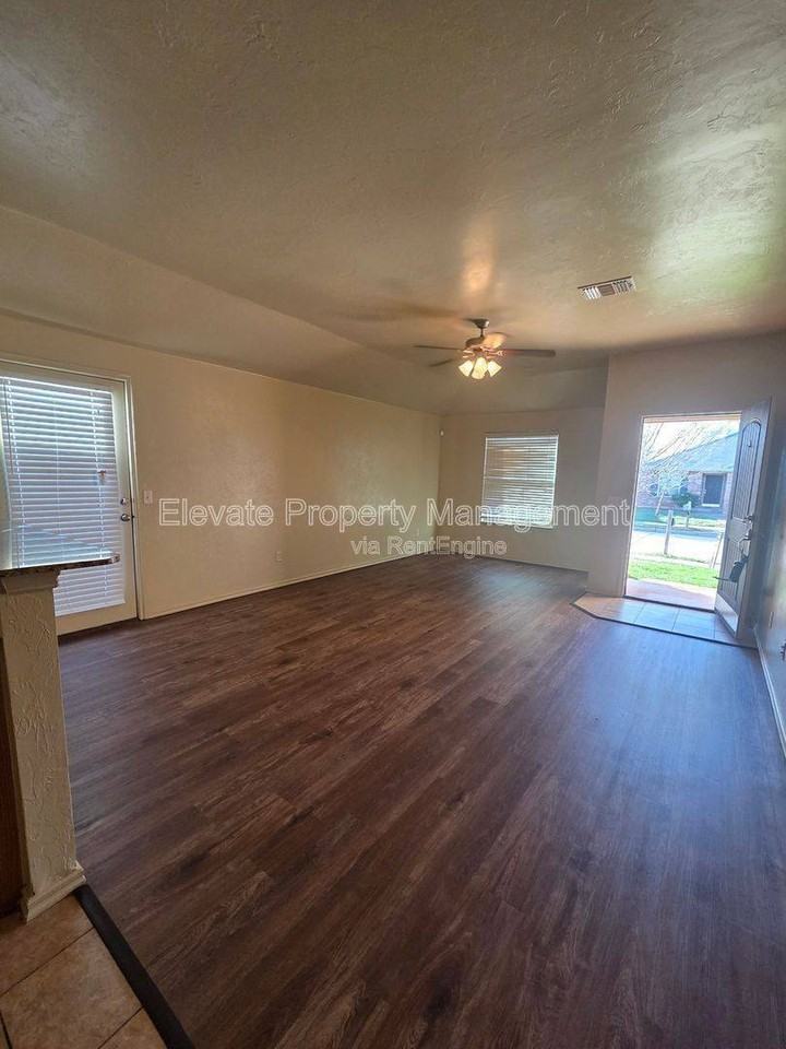 913 W Prairie Wind Way - Photo 2 of 10