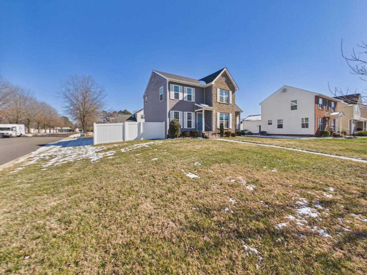 3121 Divine Dr - Photo 3 of 10