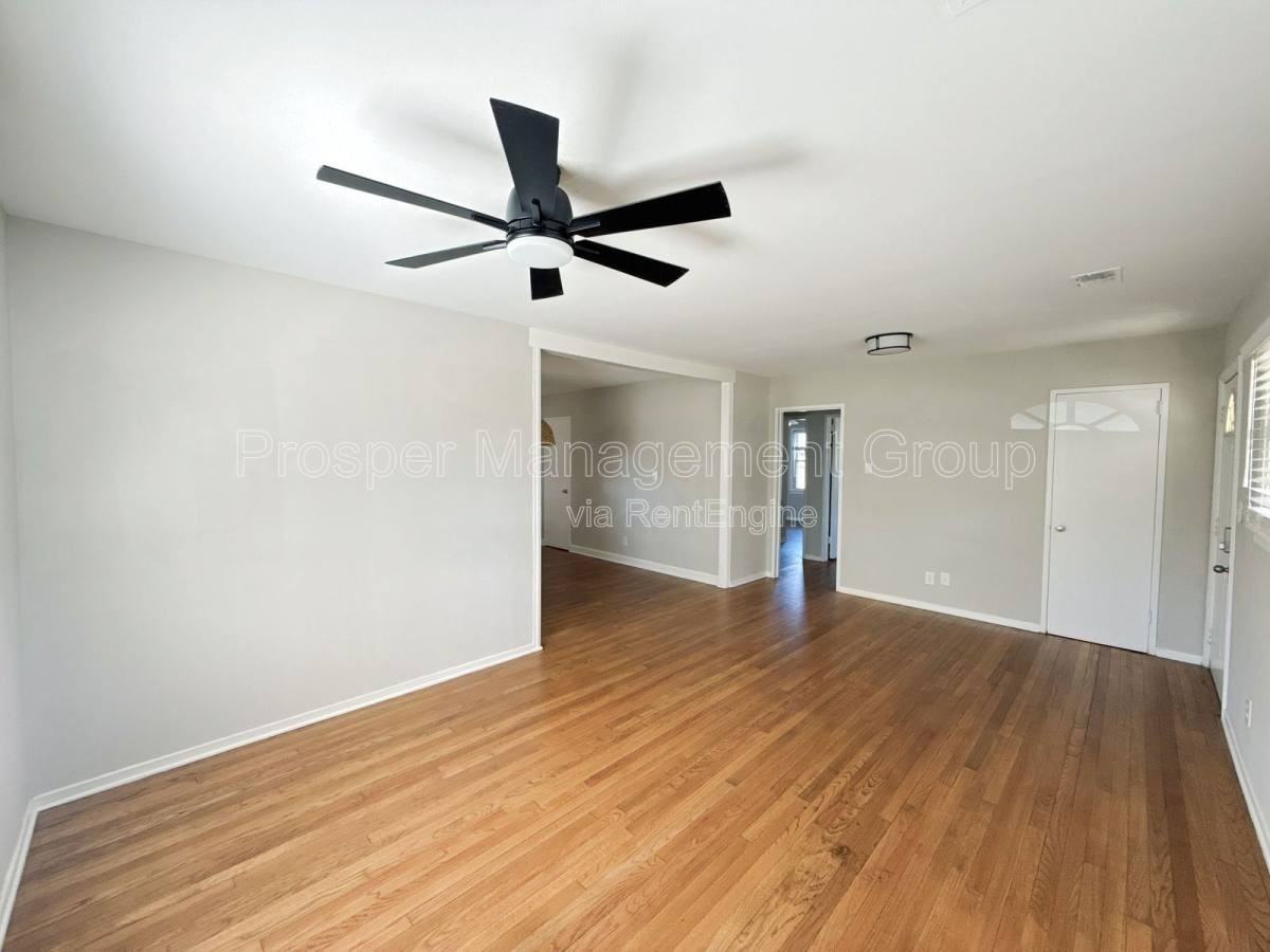 1214 Hawthorne Cir - Photo 3 of 10